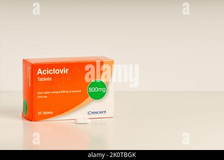Aciclovir-Tabletten sind ein antivirales Medikament, das zur Behandlung von Viren wie Windpocken (Varicella) und Gürtelrose (Herpes zoster) verwendet wird. Stockfoto