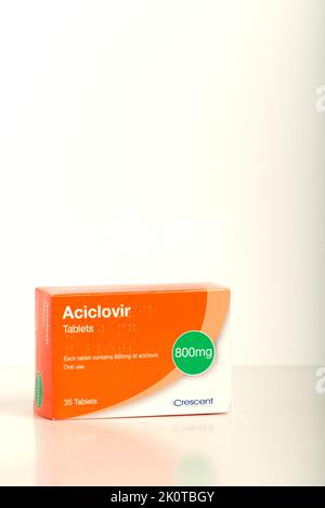 Aciclovir-Tabletten sind ein antivirales Medikament, das zur Behandlung von Viren wie Windpocken (Varicella) und Gürtelrose (Herpes zoster) verwendet wird. Stockfoto