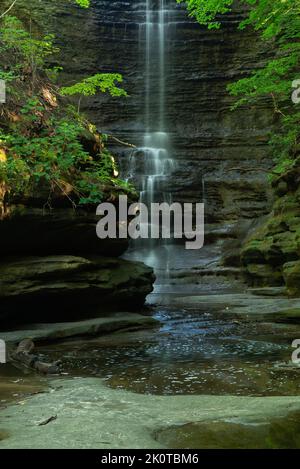 Lake Falls Wasserfall im Matthiessen State Park an einem schönen Sommermorgen. Stockfoto