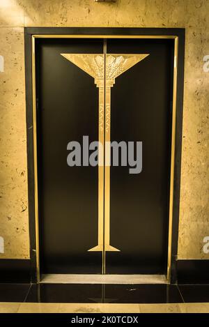 Lift door at the Chicago Board of Trade Building, an Art Deco Wolkenkratzer built in 1930, Chicago, Illinois, USA Stockfoto