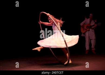 Madrid, Spanien; 13.09.2022.- der Cirque du Soleil kehrt mit „Luzia“ nach Madrid zurück und nimmt erstmals Wasser auf die Bühne. Luzia ist eine Show des Cirque du Soleil, die vom Reichtum der mexikanischen Kultur inspiriert ist. Der Name Luzia verbindet den Klang von Licht und Regen, zwei Elemente im Zentrum der Show-Kreation, eine „Explosion von Licht und Regen“, die von Regisseur Daniele Finzi Pasca vorgestellt wurde. Der Cirque du Soleil hat dieses Jahr 2022 nach England, der Schweiz und Spanien zurückgebracht. Wo es vom 5. November bis 8. Januar 2023 auf der Puerta del Ángel Bühne zu sehen ist Foto: Juan Carlos Rojas Stockfoto