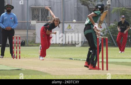 Mya Gardener (C) des Hong Kong Cricket Club krümmt im Spiel gegen den Kowloon Cricket Club während der Hong Kong WomenHH Premier League, die von Gencor Pacific Limited auf dem Tin Kwong Road Recreation Ground gesponsert wird. 11SEP22 SCMP/Edmond so Stockfoto