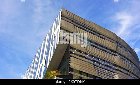 Modernes Gebäude im Kö-Bogen I in Düsseldorf, entworfen vom New Yorker Stararchitekten Daniel Libeskind. Stockfoto