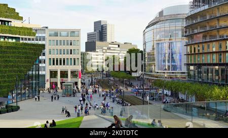 Blick auf die moderne Innenstadt von Düsseldorf mit neugebauter Kö-Bogen II. Es hat ein klimafreundliches Gebäude, das mit Hainbuche-Hecken bedeckt ist. Stockfoto