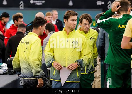 Hamburg, 13.. September 2022. Matthew Ebden (M) und das australische Team stehen beim Gruppenspiel zwischen Belgien und Australien beim Davis-Cup-Finale 2022 in Hamburg zusammen. Bildnachweis: Frank Molter/Alamy Live News Stockfoto
