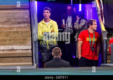 Hamburg, 13.. September 2022. Thanasi Kokkinakis (L) verfolgt das Gruppenspiel zwischen Belgien und Australien beim Davis-Cup-Finale 2022 in Hamburg. Bildnachweis: Frank Molter/Alamy Live News Stockfoto