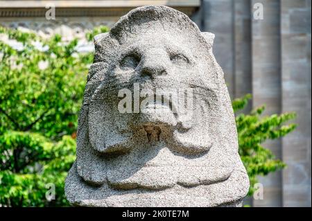 Stone Lion Sculpture, Ontario Government Building am Exhibition Place, Toronto, Kanada Stockfoto