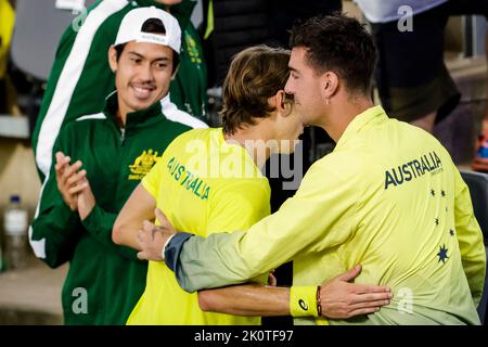 Hamburg, 13.. September 2022. Der Australier Jason Kubler, Alex de Minaur und Thanasi Kokkinakis stehen beim Gruppenspiel zwischen Belgien und Australien beim Davis-Cup-Finale 2022 in Hamburg zusammen. Bildnachweis: Frank Molter/Alamy Live News Stockfoto