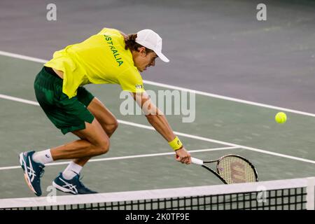 Hamburg, 13.. September 2022. Alex de Minaur ist beim Gruppenspiel zwischen Belgien und Australien beim Davis-Cup-Finale 2022 in Hamburg im Einsatz. Bildnachweis: Frank Molter/Alamy Live News Stockfoto