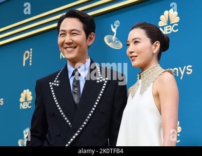Los Angeles, USA. 12. September 2022. Lee Jung-jae, Left, und Lim SAE Ryung kommen am Montag, den 12. September 2022, im Microsoft Theater in Los Angeles zu den Emmy Awards 74.. (Foto von Dan Steinberg/Invision für die Television Academy/AP Images via Credit: SIPA USA/Alamy Live News Stockfoto