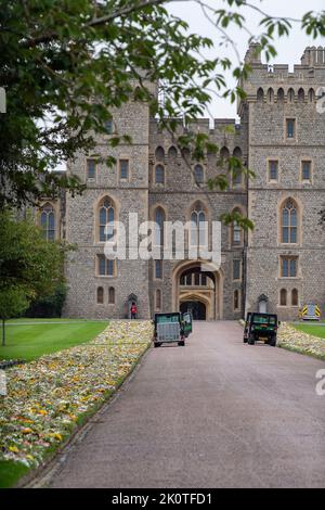 Windsor, Großbritannien. 13.. September 2022. Gärtner vom Crown Estate legten Blumen aus, die von Mitgliedern der Öffentlichkeit auf den Rasen im Windsor Castle am Cambridge Gate hinterlassen wurden. Quelle: Maureen McLean/Alamy Live News Stockfoto