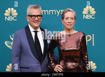 Los Angeles, USA. 12. September 2022. Bruce Cormick, Left, und Betsy Beers kommen am Montag, den 12. September 2022, im Microsoft Theater in Los Angeles zu den Emmy Awards 74.. (Foto von Danny Moloshok/Invision für die Television Academy/AP Images via Credit: SIPA USA/Alamy Live News Stockfoto