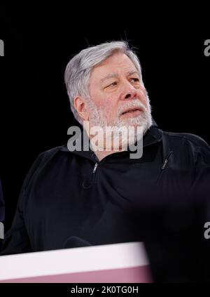 13. September 2022, Nordrhein-Westfalen, Köln: Steve Wozniak, Mitbegründer des Technologiekonzerns Apple, ist auf der Digital X-Konferenz der Deutschen Telekom auf der Bühne. Foto: Thomas Banneyer/dpa Stockfoto