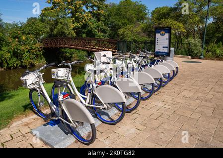 Lockport, Illinois - Vereinigte Staaten - 23.. August 2022: Fahrradverleih auf dem historischen I und M Canal an der Lincoln Landing in Lockport, Illinois. Stockfoto