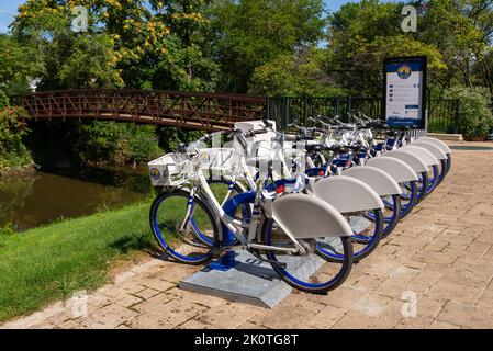 Lockport, Illinois - Vereinigte Staaten - 23.. August 2022: Fahrradverleih auf dem historischen I und M Canal an der Lincoln Landing in Lockport, Illinois. Stockfoto