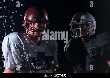 zwei american-Football-Spieler von Angesicht zu Angesicht in Silhouette Schatten auf weißem Hintergrund Stockfoto