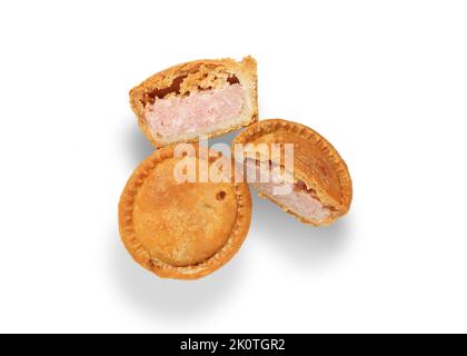 Schweinebraten von oben geschossen, ist einer ganz und einer wird in die Hälfte geschnitten. Isoliert auf weißem Hintergrund ausgeschnitten Stockfoto