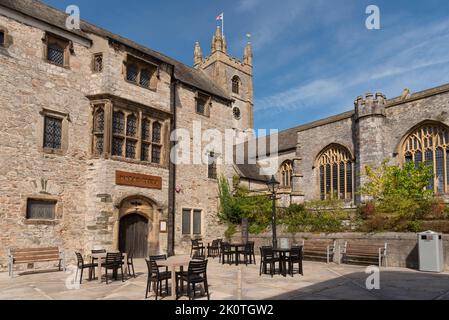 Plymouth, Devon, England, Großbritannien. 2022. 15. Jahrhundert Kaufmannshaus gebaut 1458. Das historische Prysten House und die St Andrews Church Plymouth. Stockfoto