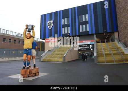 Eine allgemeine Ansicht des Stadioneingangs vor dem Spiel der Sky Bet League 1 AFC Wimbledon gegen Northampton Town im Cherry Red Records Stadium, Merton, Großbritannien, 13.. September 2022 (Foto: Carlton Myrie/News Images) Stockfoto