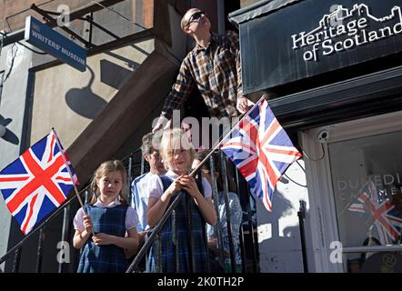 Royal Mile, Edinburgh, Schottland, Großbritannien. Am 13.. September 2022 treffen sich Menschenmengen zum Sarg Ihrer Majestät Königin Elizabeth II. Von der St. Giles Cathedral. Im Bild: Diese Familie aus Stirling wartet auf Stufen, bis der Sarg vorbeigeht. Quelle: Arch White/alamy Live News. Stockfoto