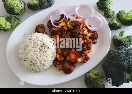 Tandoori Paneer Brokkoli. Quark-Würfel und Brokkoli-Röschen, mariniert mit Joghurt und Gewürzen und gebraten. Eine gesunde Beilage zusammen mit ric Stockfoto