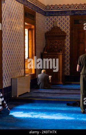 Foto der islamischen Geschichte. Muslimischer älterer Mann, der in einer Moschee den Heiligen Koran liest. Ankara Türkei - 5.16.2022 Stockfoto