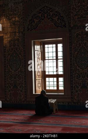 Islamisches vertikales Foto. Älterer muslimischer Mann, der in der Moschee den Heiligen Koran liest. Ramadan oder kandil oder Laylat al-qadr oder kadir gecesi Hintergrund. Ankara Stockfoto