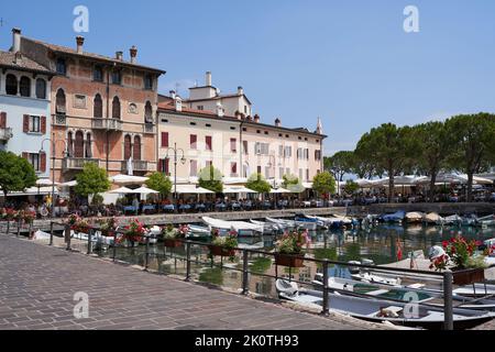 Desenzano del Garda, Italien - 12. Juli 2022 - Porto Vecchio an einem sonnigen Sommermorgen Stockfoto