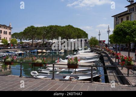 Desenzano del Garda, Italien - 12. Juli 2022 - Porto Vecchio an einem sonnigen Sommermorgen Stockfoto