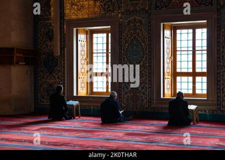 Islamisches Foto. Muslimische ältere Männer lesen den Heiligen Koran in der Moschee. Ramadan oder kandil oder Laylat al-qadr oder islamisches Hintergrundbild. Ankara Türkei - Stockfoto