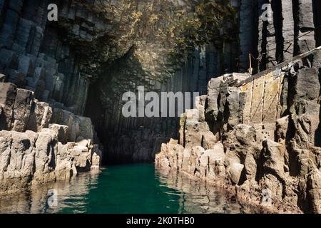 Die Basaltinsel Staffa direkt vor Iona Schottland mit dem Boot von Oban Mull oder Iona erreichbar Stockfoto