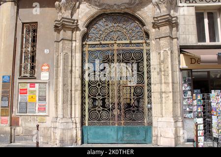 Kunstvolle Eingangstore zu einem Gebäude aus dem 19.. Jahrhundert am Place du Palais de Justice in der Altstadt von Nizza an der Côte d'Azur in Frankreich. Stockfoto