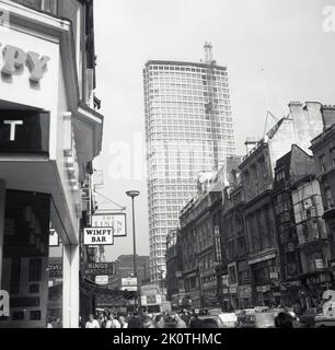 1966, historisches Bild aus dieser Ära des modernen Tower Blocks, Centre Point in Central London, England, UK, an der 101-103 New Oxford Street. Der 34-stöckige Turm, der „modernistisch“ im Stil und aus Betonfertigteilen gebaut war, war einer der ersten Wolkenkratzer in London. Das Gebäude wurde zwischen 1963-1966 als Büro errichtet und blieb bis 1975 leer, da der Eigentümer Harry Hymans sich weigerte, einzelne Stockwerke zu vermieten. Das 1969 in Soho gegründete Obdachlosenheim „Centrepoint“ wurde nach dem Turmblock benannt, als Reaktion darauf, dass er leer gelassen wurde. Stockfoto