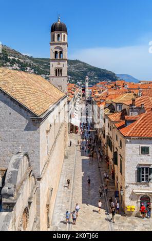 Blick auf die Altstadt von der Stadtmauer, Stradun, Dubrovnik, Croata Stockfoto