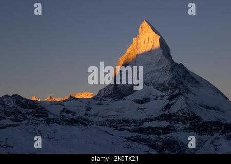 Das Schweizer Matterhorn bei Sonnenaufgang. Stockfoto
