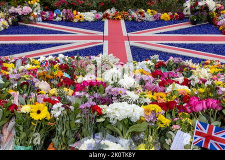 Gedenkstätte für Königin Elizabeth II. Vor der britischen Botschaft Stockfoto