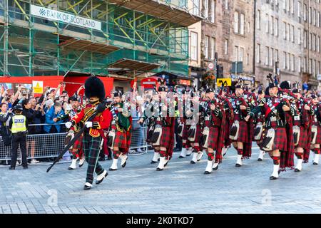 Edinburgh, Schottland, Großbritannien. 13. September 2022. Eine Militärkapelle marschiert die Royal Mile entlang zur St Giles' Cathedral Credit: David Coulson/Alamy Live News Stockfoto