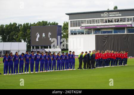 Derby, Großbritannien. 13. September 2022. The Bries, England Women and India Women Standing for a minute's Silence in memoring of her Majesty Queen Elizabeth II before their Second Vitality IT20 at the Incora County Ground, Derby Credit: Colin Edwards/Alamy Live News Stockfoto