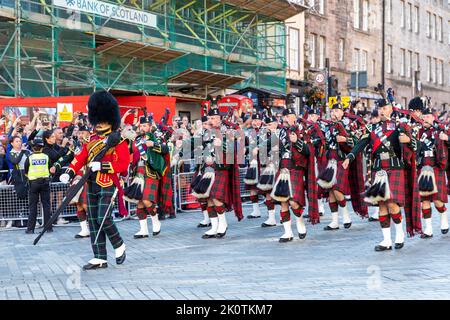 Edinburgh, Schottland, Großbritannien. 13. September 2022. Eine Militärkapelle marschiert die Royal Mile entlang zur St Giles' Cathedral Credit: David Coulson/Alamy Live News Stockfoto