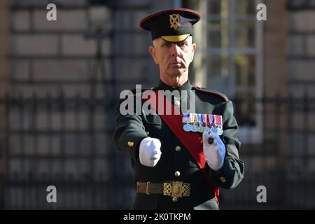 Edinburgh Schottland, Großbritannien 13. September 2022. Royal Archer auf dem Parliament Square. Der Sarg Ihrer Majestät Königin Elizabeth II. Wird aus der St. Giles Cathedral entfernt und beginnt seine Reise nach London. Credit sst/alamy live News Stockfoto