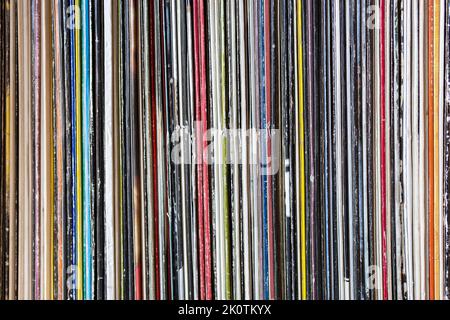 Sammlung alter Schallplatten gestapelt. Detail des Albumcovers. Konzept der Musik. Stockfoto