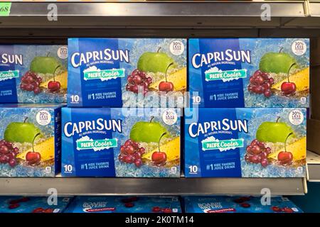 Victorville, CA, USA – 8. September 2022: Kartons mit CapriSun Pacific Cooler Fruchtgetränk auf einem Ladenregal im Winco Supermarkt in Victorville, Kalifornien Stockfoto