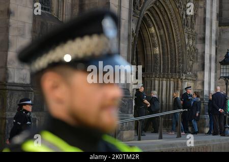 Edinburgh Schottland, Großbritannien 13. September 2022. Die Menschen stehen Schlange, um den Sarg Ihrer Majestät Königin Elizabeth II. Zu sehen, bevor er aus der St. Giles Cathedral entfernt wird und seine Reise nach London beginnt. Credit sst/alamy live News Stockfoto