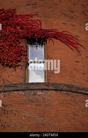 Das Armory and Gymnasium der University of Wisconsin, auch „The Red Gym“ oder „Bowser’s Castle“ genannt, wurde im Stil der romanischen Renaissance entworfen, Madison, Wisconsin, USA Stockfoto