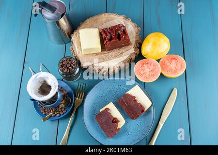 Guava süß mit Käse, umgeben von Tasse und Kaffeebohnen auf einer blauen Table Top-Ansicht. Stockfoto