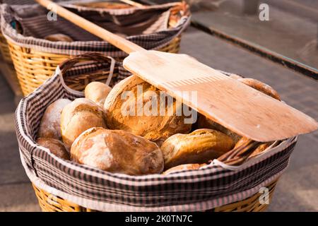 Frisch gebackene Brötchen mit frisch gebackenem Getreidebrot im Korb Stockfoto