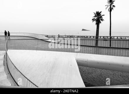 Benidorm, Alicante, Spanien - 11. September 2022: Poniente Strand mit seiner schönen Promenade mit Zugang zum Strand und Aussichtspunkt mit modernem Design Stockfoto