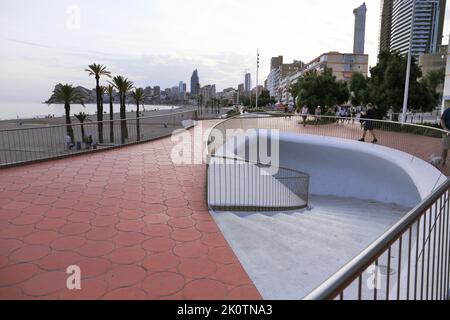 Benidorm, Alicante, Spanien - 11. September 2022: Poniente Strand mit seiner schönen Promenade mit Zugang zum Strand und Aussichtspunkt mit modernem Design Stockfoto
