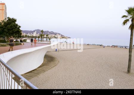 Benidorm, Alicante, Spanien - 11. September 2022: Poniente Strand mit seiner schönen Promenade mit Zugang zum Strand und Aussichtspunkt mit modernem Design Stockfoto