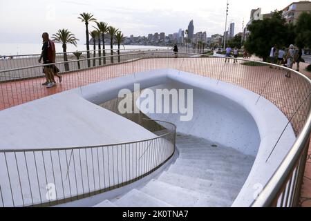 Benidorm, Alicante, Spanien - 11. September 2022: Poniente Strand mit seiner schönen Promenade mit Zugang zum Strand und Aussichtspunkt mit modernem Design Stockfoto